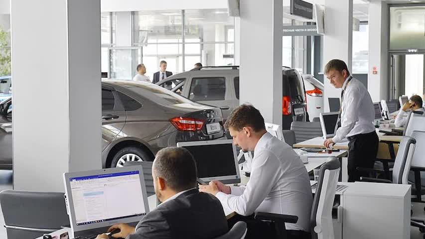 Фото - Россияне стали покупать больше машин