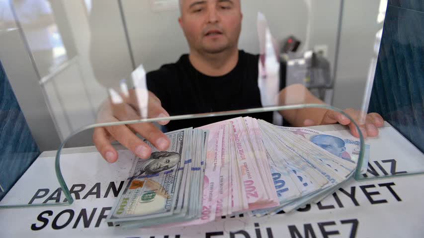 Фото - Приток россиян в страны с безвизовым въездом взвинтил курсы местных валют